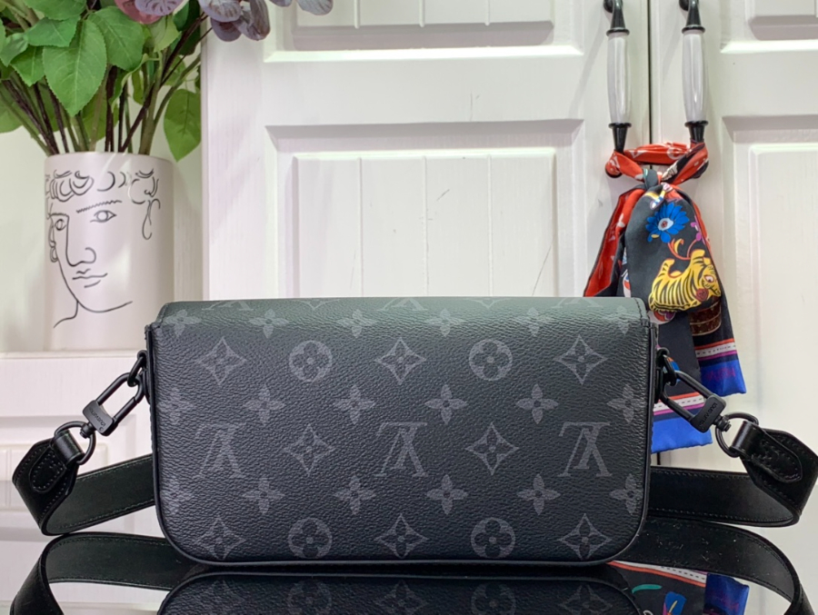 루이비통 몽수리 웨어러블 월릿 M83567 22126cm 블랙2.jpg