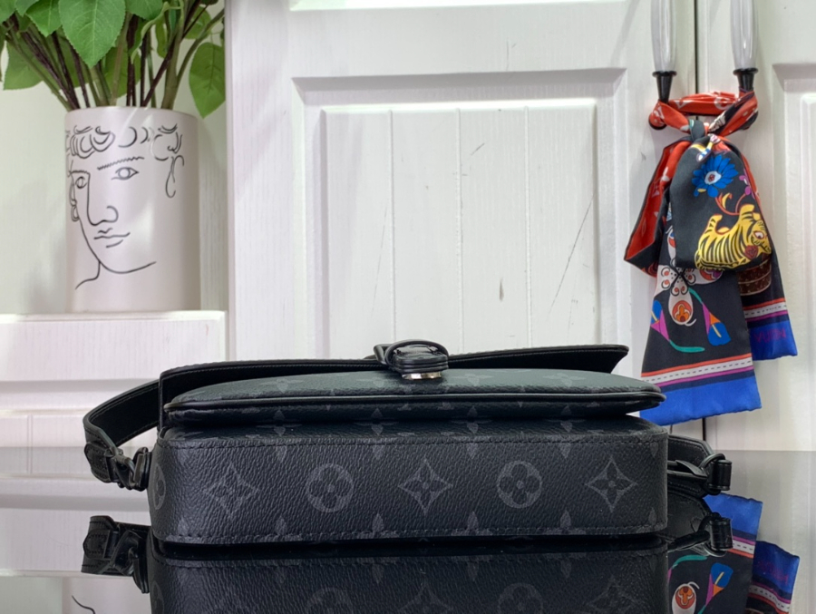 루이비통 몽수리 웨어러블 월릿 M83567 22126cm 블랙3.jpg