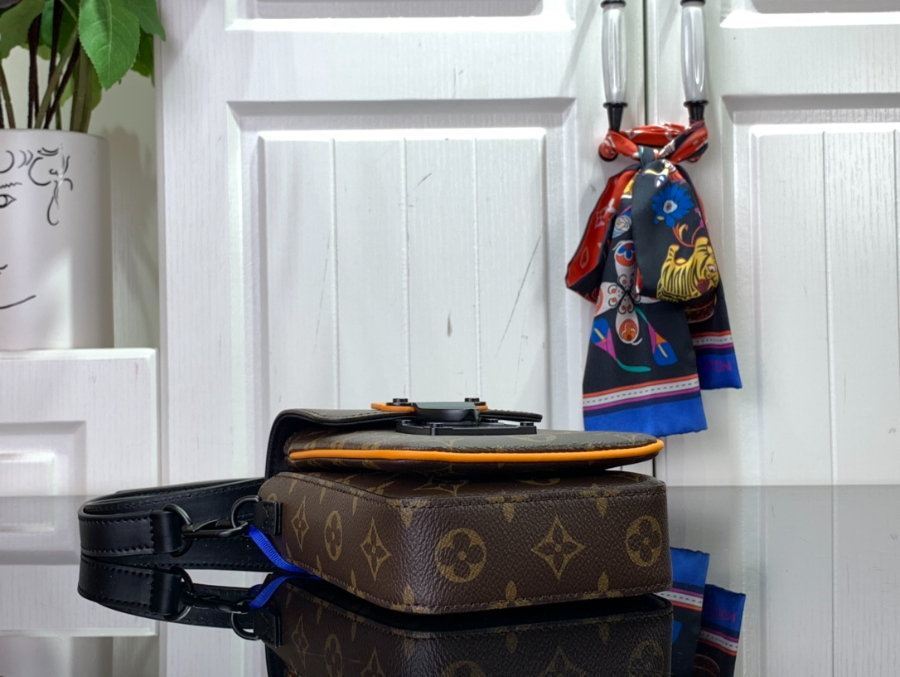 루이비통 버티컬 웨어러블 지갑 M82535 12197cm4.jpg