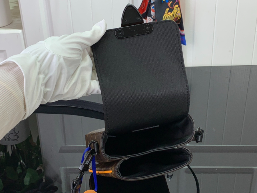 루이비통 버티컬 웨어러블 지갑 M82535 12197cm5.jpg