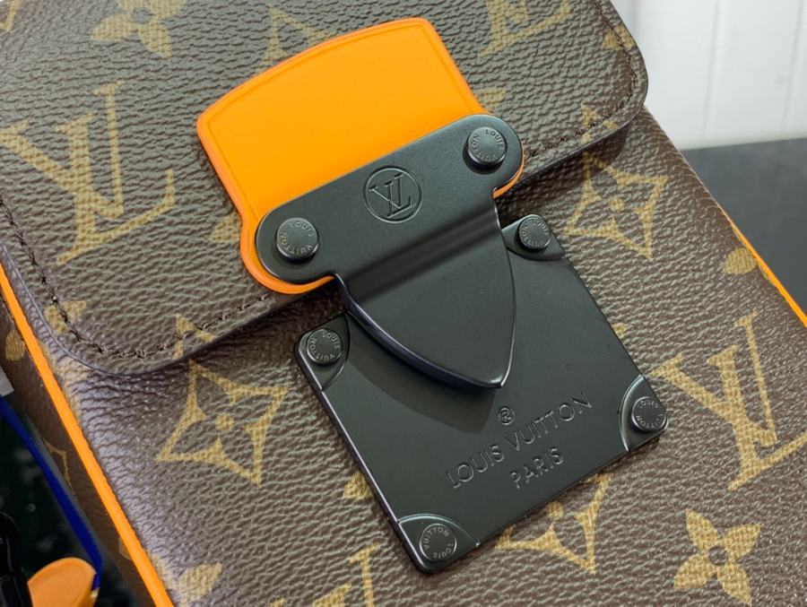 루이비통 버티컬 웨어러블 지갑 M82535 12197cm6.jpg