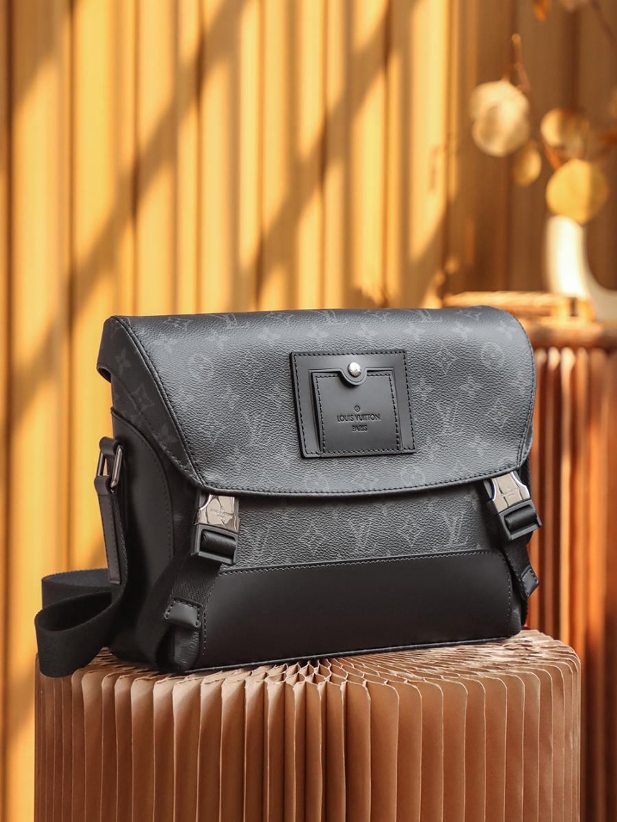 루이비통 보야제 메신저 pm모노그램 이클립스 M40511_33x22.5x11cm05.jpg