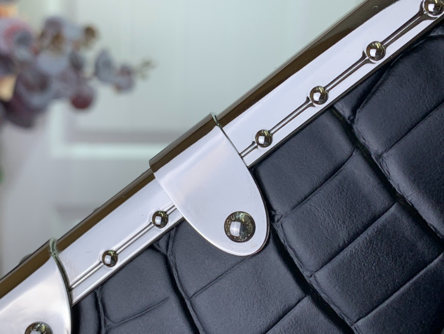 루이비통 사이드 트렁크 악어무늬 Petite Malle 숄더백 M46358 21146cm 2컬러15.jpg