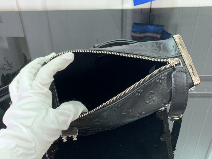 루이비통 사이드 트렁크 엠보 모노그램 Petite Malle 숄더백 M46358 21146cm 2컬러05.jpg