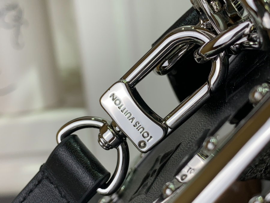 루이비통 사이드 트렁크 엠보 모노그램 Petite Malle 숄더백 M46358 21146cm 2컬러07.jpg