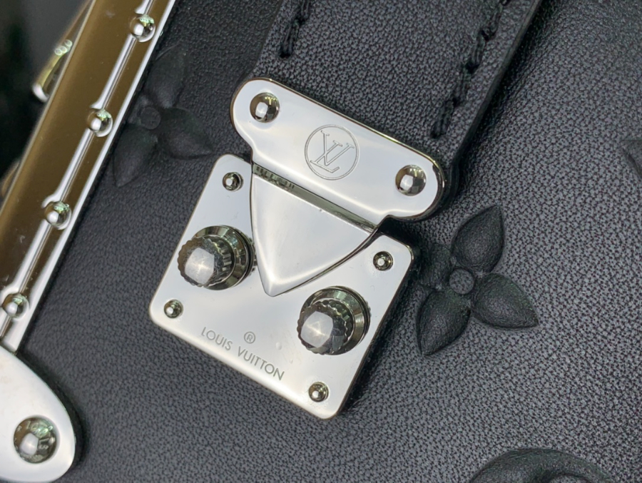 루이비통 사이드 트렁크 엠보 모노그램 Petite Malle 숄더백 M46358 21146cm 2컬러08.jpg