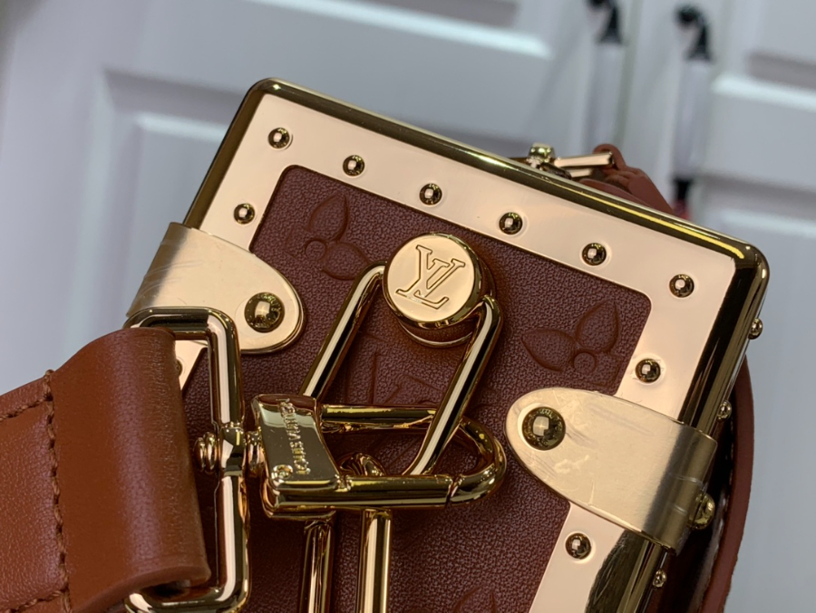 루이비통 사이드 트렁크 엠보 모노그램 Petite Malle 숄더백 M46358 21146cm 2컬러14.jpg