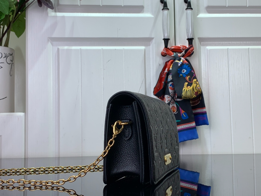 루이비통 숄더백 월릿 온 체인 모노그램 2컬러 M83233 20.5103.5cm11.jpg