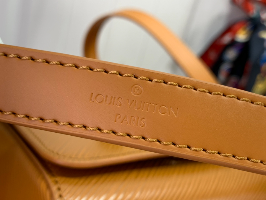 루이비통 트위스트 락 XL 골드 미엘 M22296 M22297 16.5198.5cm 1컬러8.jpg