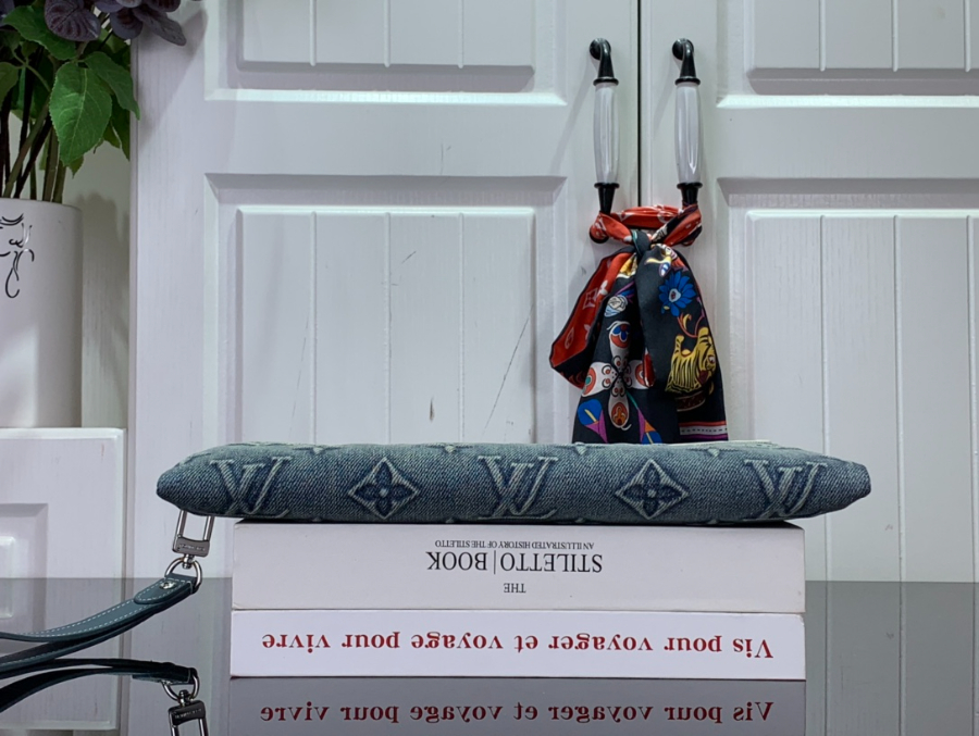 루이비통 포쉐트 투고 클러치 M82313 3021.51cm 퍼플 모노그램4.jpg