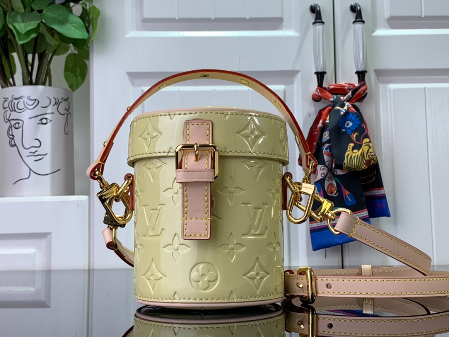 루이비통 아스토 모노그램 베르니 M24099 M24102 1214.212cm 3컬러11.jpg