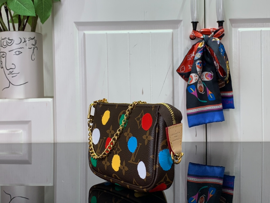루이비통 x 야요이 쿠사마 미니 포쉐트 악세수아 닷 프린트 모노그램 M81866 15.510.54cm3.jpg