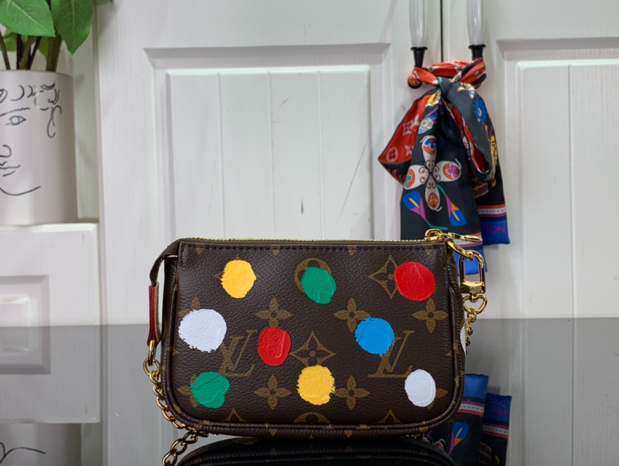 루이비통 x 야요이 쿠사마 미니 포쉐트 악세수아 닷 프린트 모노그램 M81866 15.510.54cm2.jpg