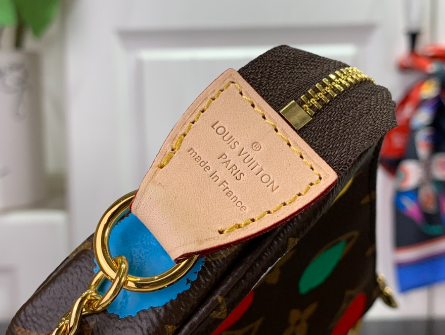 루이비통 x 야요이 쿠사마 미니 포쉐트 악세수아 닷 프린트 모노그램 M81866 15.510.54cm8.jpg