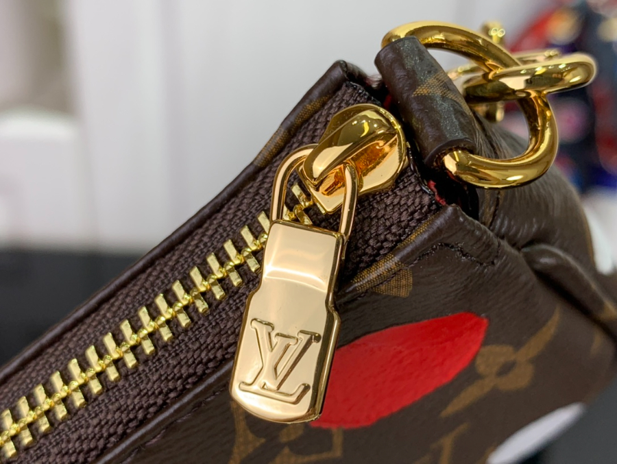 루이비통 x 야요이 쿠사마 미니 포쉐트 악세수아 닷 프린트 모노그램 M81866 15.510.54cm6.jpg