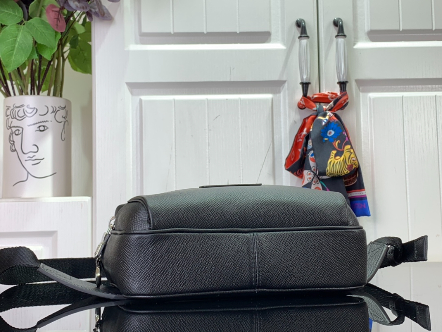 루이비통 아웃도어 슬링백 21175cm M302454.jpg