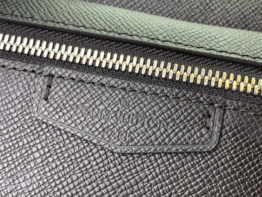 루이비통 아웃도어 슬링백 21175cm M302458.jpg