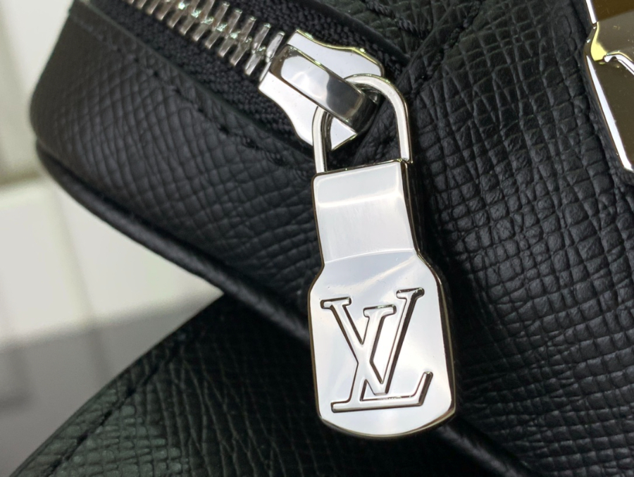 루이비통 아웃도어 슬링백 21175cm M302456.jpg