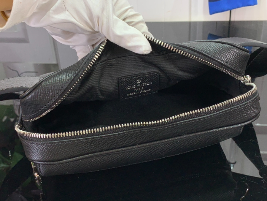 루이비통 아웃도어 슬링백 21175cm M302455.jpg