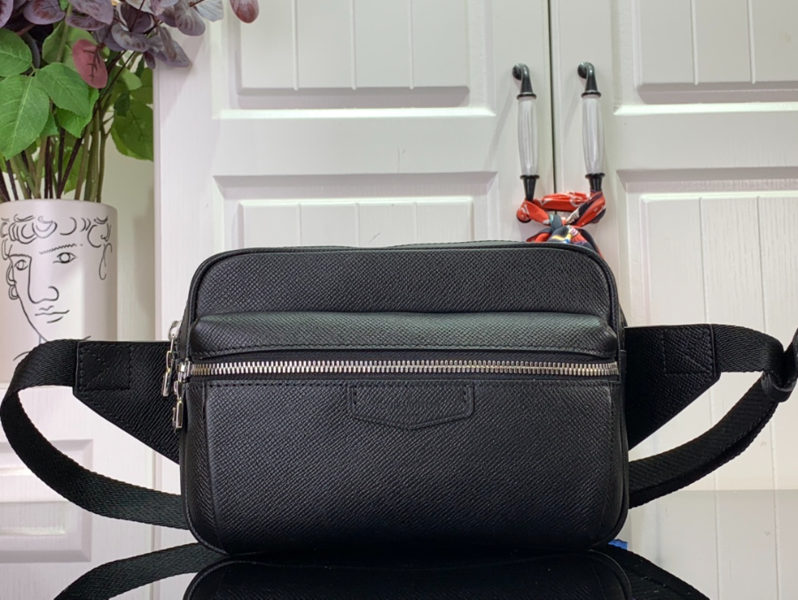 루이비통 아웃도어 슬링백 21175cm M302451.jpg