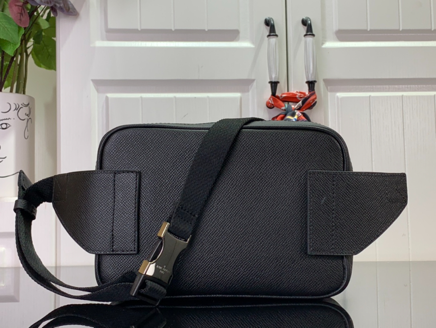 루이비통 아웃도어 슬링백 21175cm M302452.jpg