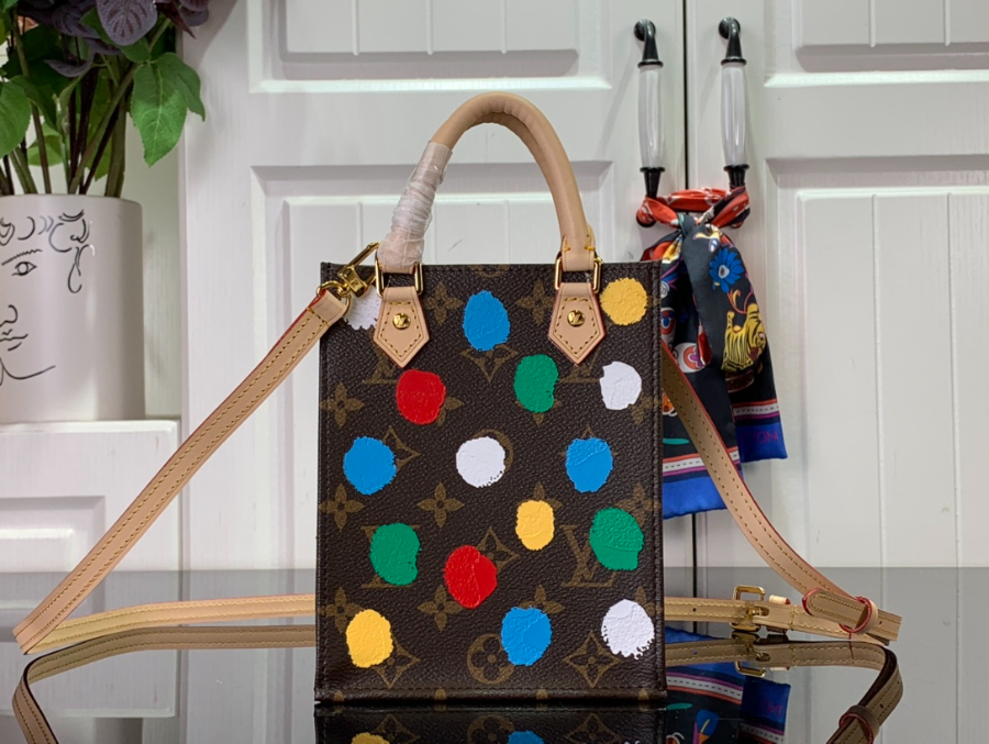 루이비통 x 야요이 쿠사마 쁘띠 삭 플라 토트 백 닷 프린트 모노그램 M81867 14175cm1.jpg
