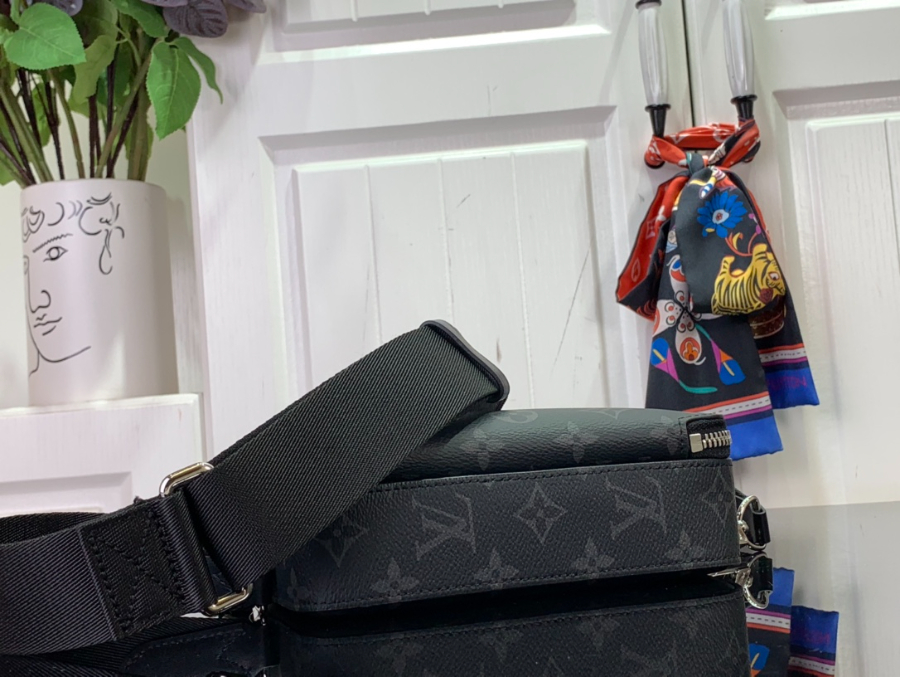 루이비통 알파 웨어러블 월릿 크로스백 M81260 18.5116.5cm4.jpg
