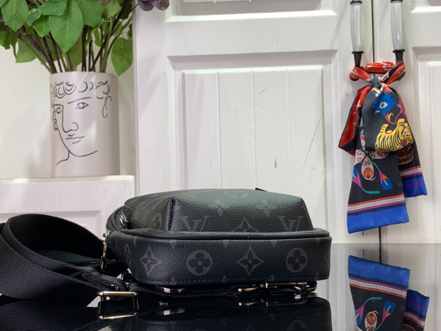 루이비통 에비뉴 슬링백 PM 모노그램 이클립스 M47137 16335.7cm4.jpg