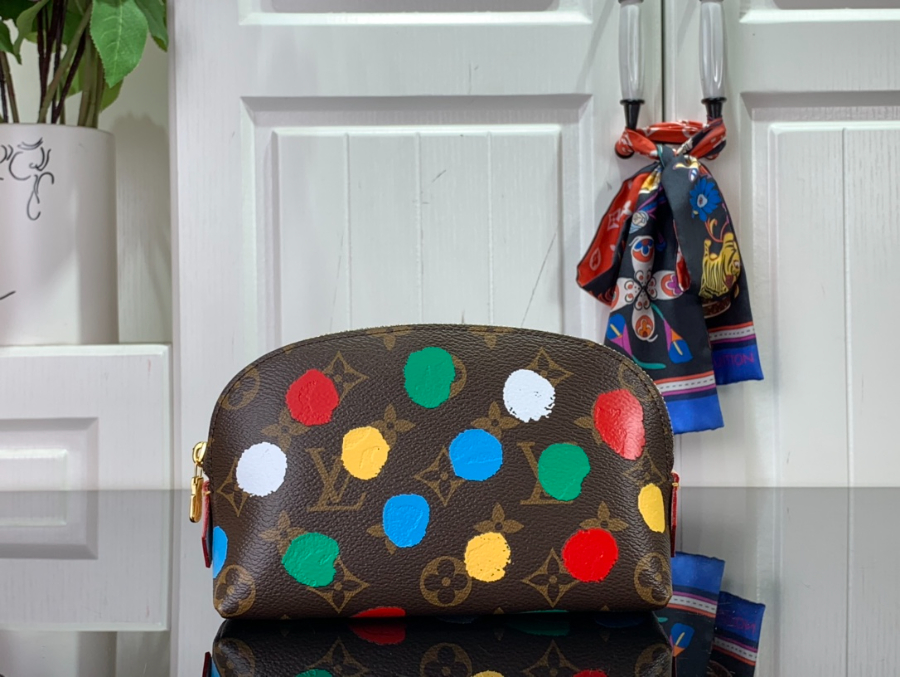 루이비통 YK 코스메틱 파우치 M81895 17611.5cm1.jpg