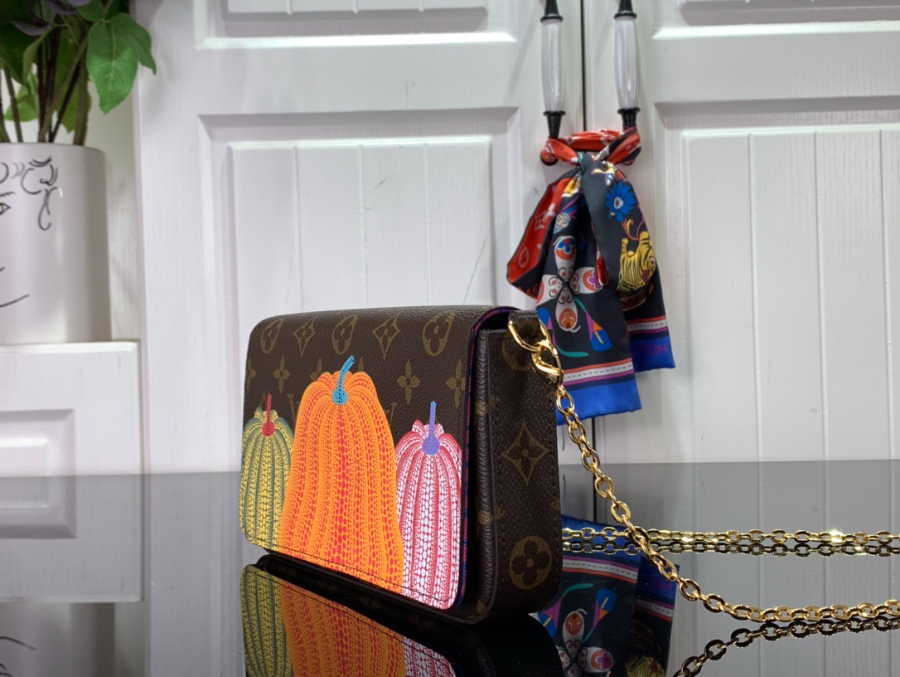 루이비통 YK 펠리시 포쉐트 크로스백 M82108 21123cm3.jpg