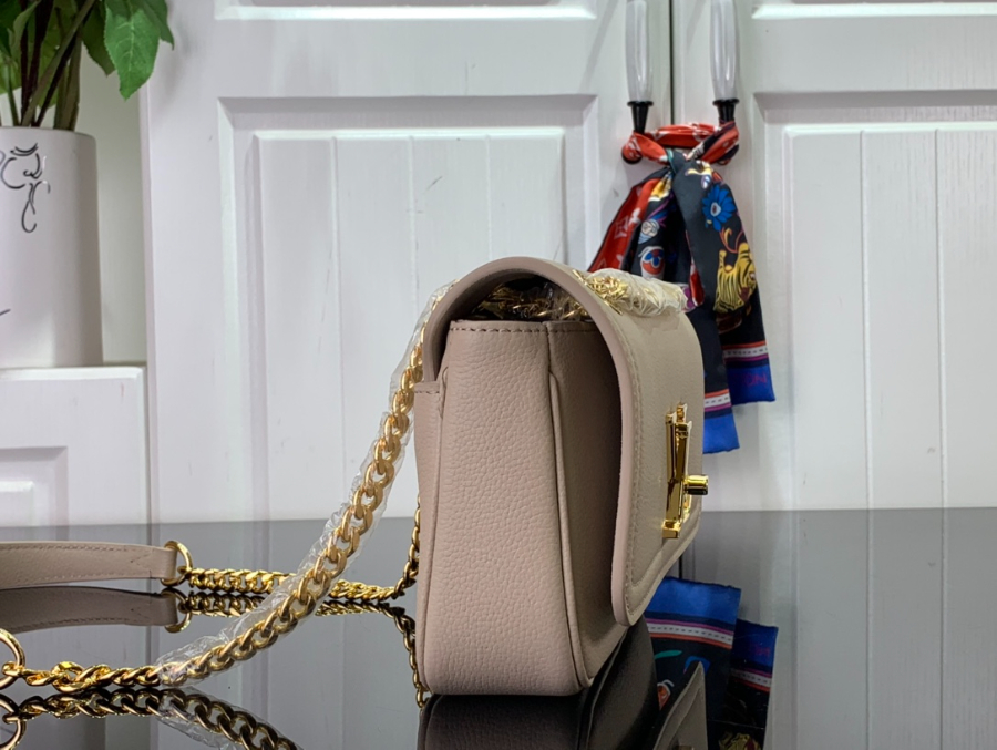 루이비통 락미 이스트 웨스트 체인 백 M22304 M22303 23.5146cm 2컬러3.jpg