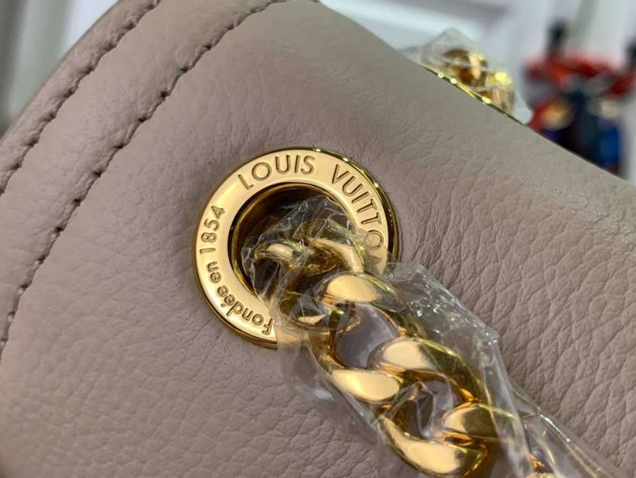 루이비통 락미 이스트 웨스트 체인 백 M22304 M22303 23.5146cm 2컬러7.jpg