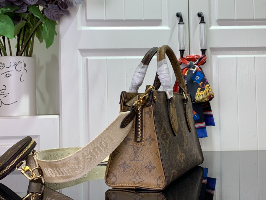 루이비통 온더고 이스트 웨스트 자이언트 모노그램 M46653 251310cm3.jpg