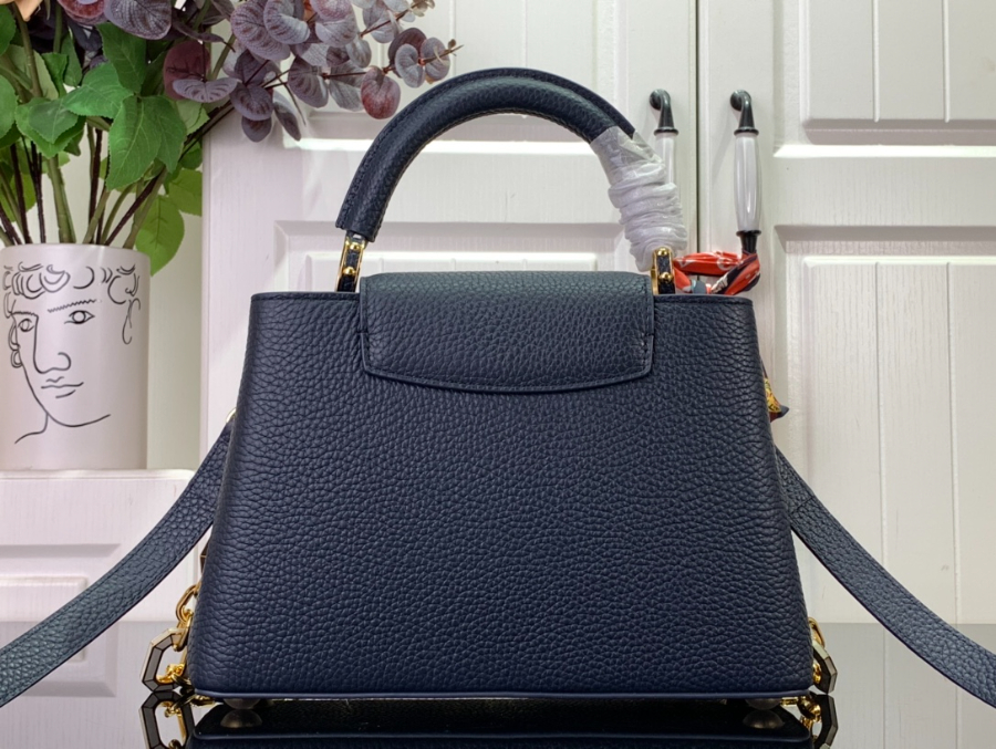 루이비통 카퓌신 BB 네이비 M25211 27189cm2.jpg