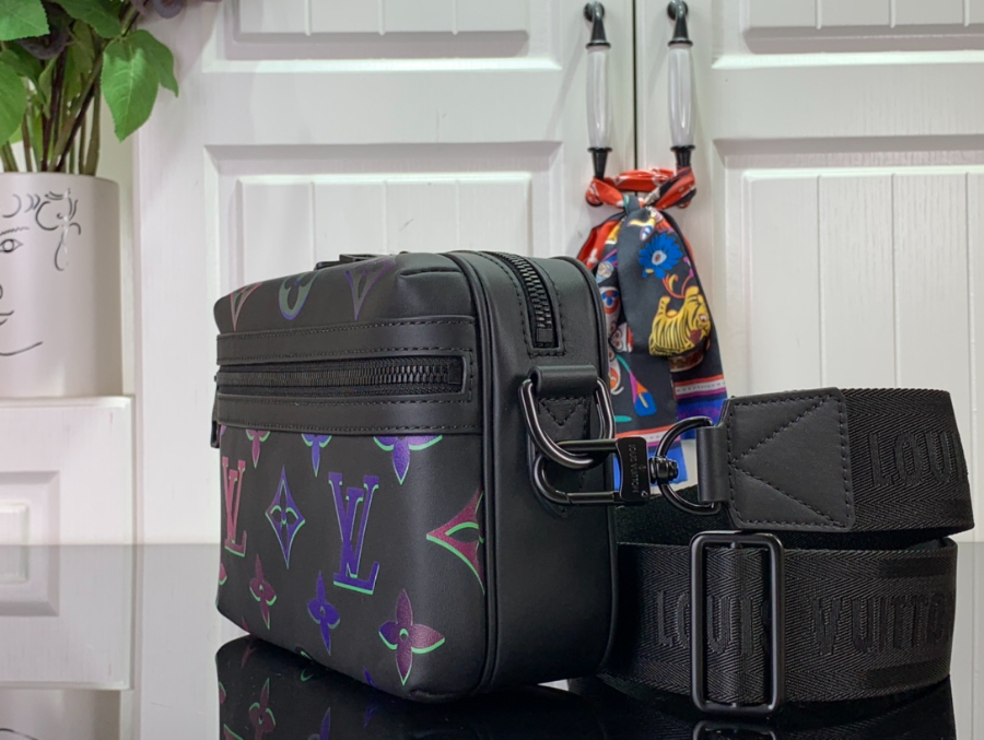 루이비통 코멧 메신저 M22495 21.5147.5cm3.jpg