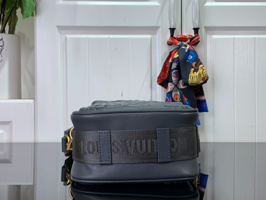 루이비통 크루저 메신저 백 M21812 16.52410cm 1컬러4.jpg