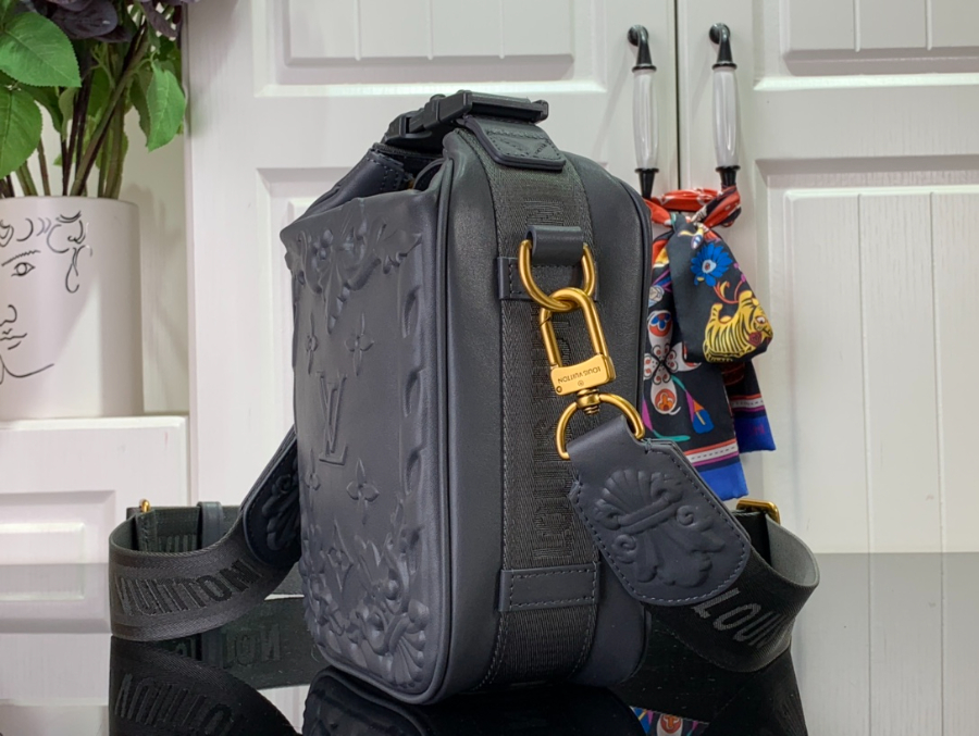 루이비통 크루저 메신저 백 M21812 16.52410cm 1컬러3.jpg