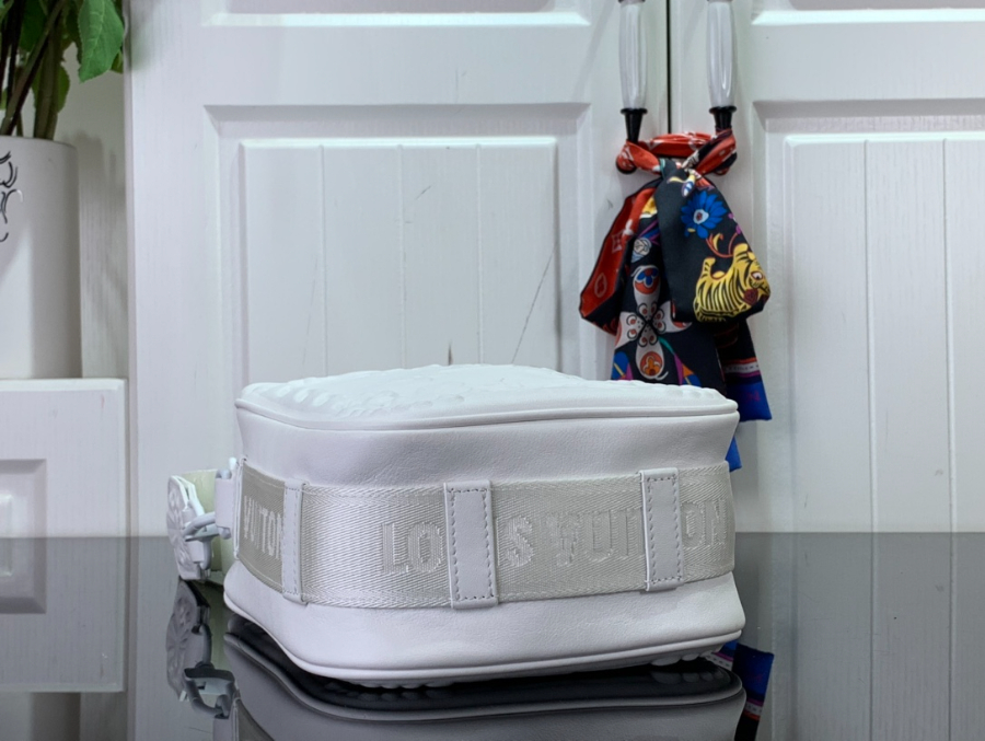 루이비통 크루저 메신저 백 M21812 16.52410cm 2컬러4.jpg