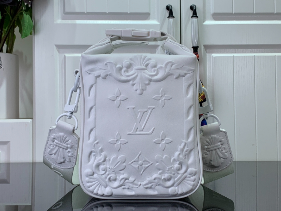 루이비통 크루저 메신저 백 M21812 16.52410cm 2컬러2.jpg