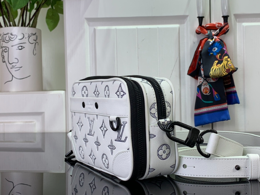 루이비통 크로스백 알파 1118.56.5cm M83383 화이트3.jpg