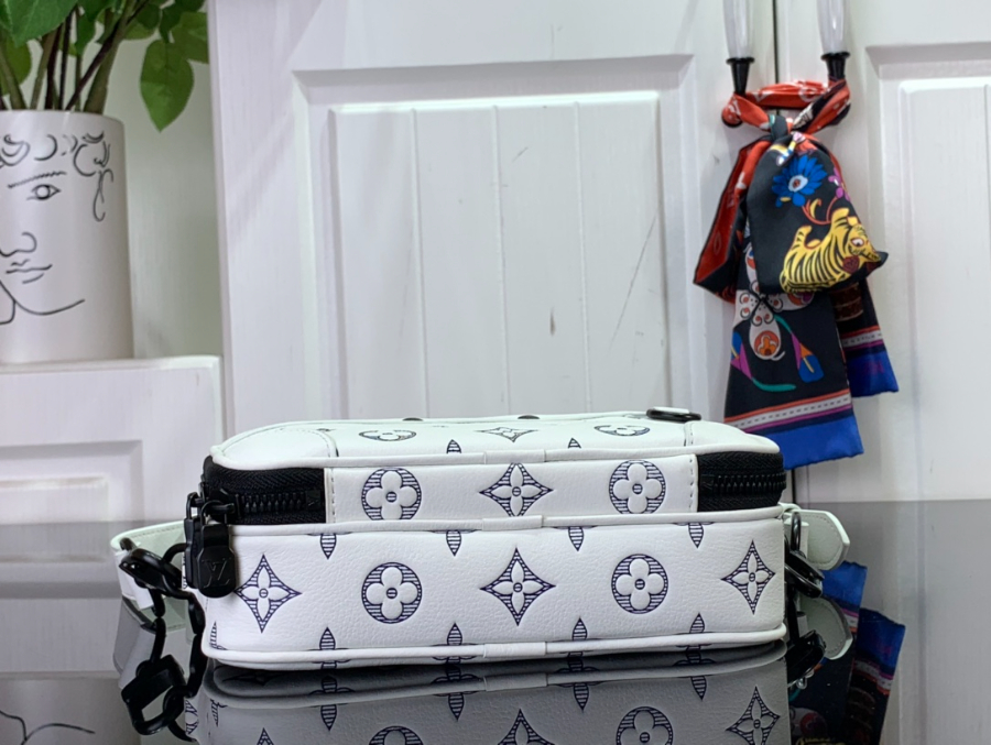 루이비통 크로스백 알파 1118.56.5cm M83383 화이트4.jpg