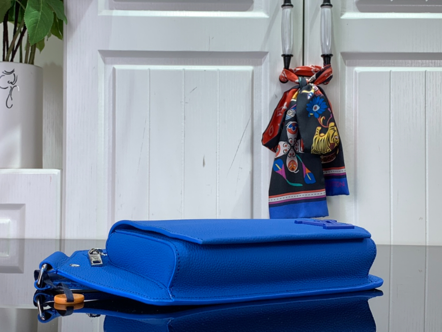 루이비통 테이크오프 슬링백 M22665 30163cm 블루4.jpg