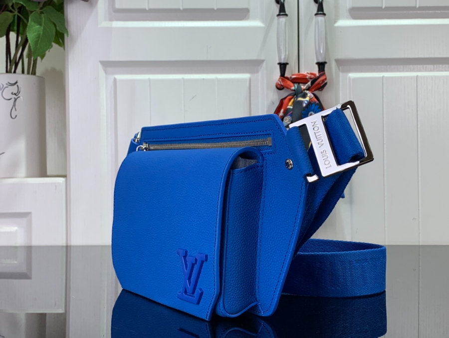 루이비통 테이크오프 슬링백 M22665 30163cm 블루3.jpg