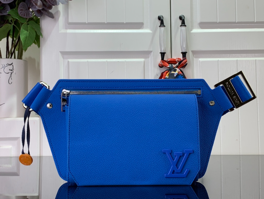 루이비통 테이크오프 슬링백 M22665 30163cm 블루1.jpg