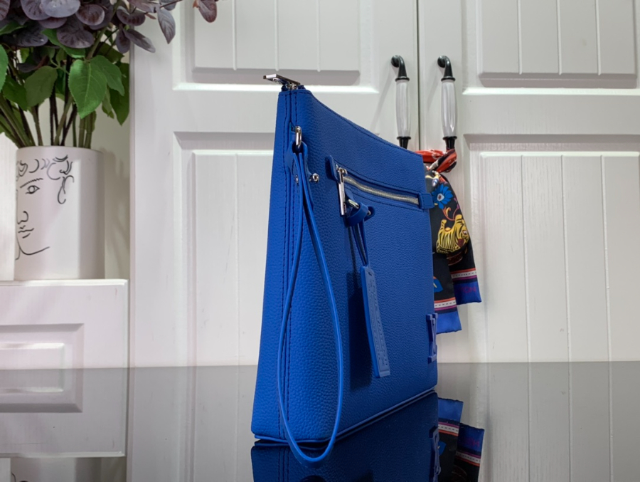 루이비통 테이크오프 파우치 M82270 30225cm 블루3.jpg