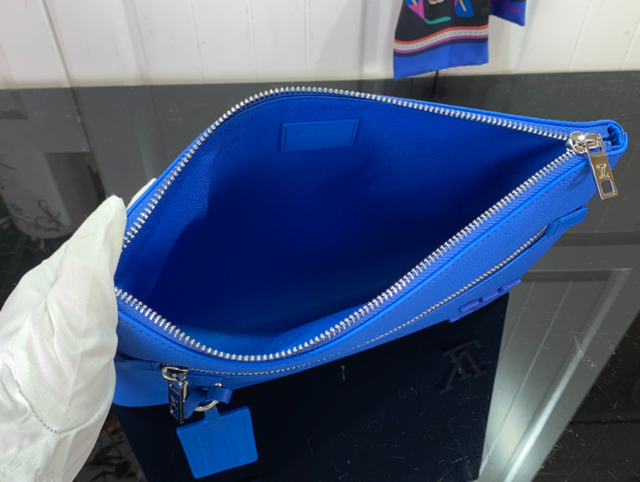 루이비통 테이크오프 파우치 M82270 30225cm 블루5.jpg