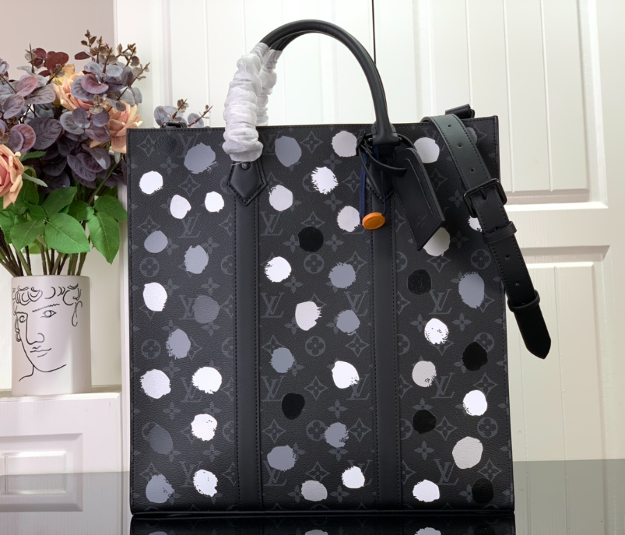 루이비통 x 야요이 쿠사마 삭 플라 블랙 실버 36.5389cm1.jpg