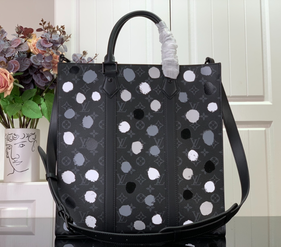 루이비통 x 야요이 쿠사마 삭 플라 블랙 실버 36.5389cm2.jpg