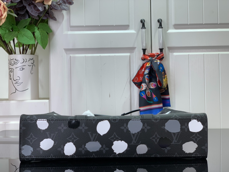 루이비통 x 야요이 쿠사마 삭 플라 블랙 실버 36.5389cm4.jpg