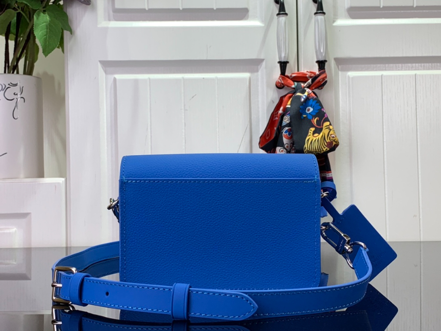 루이비통 패스트라인 웨어러블 월렛 블루 17.3127cm M820852.jpg